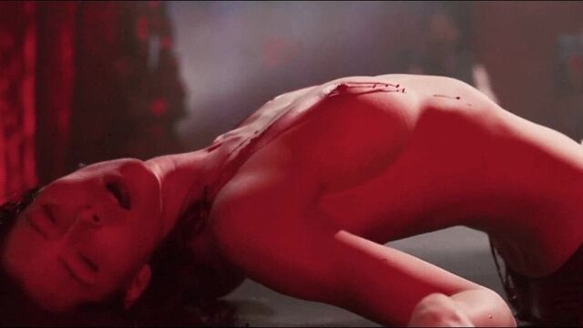 Jessica Biel сексуально раздевается