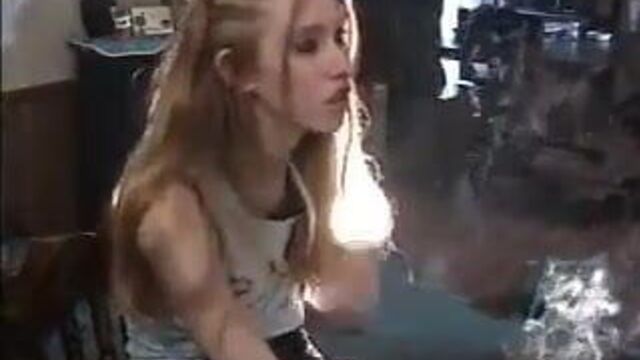 Хорошенькая девушка курит