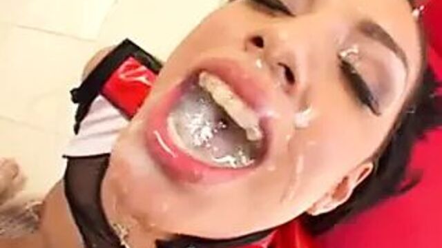 Ice La Fox принимает многократные камшоты и глотает