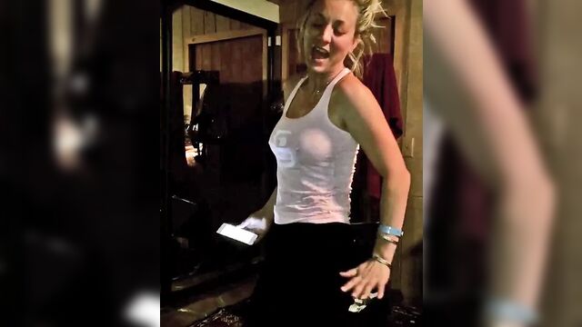 Kaley Cuoco танцует в прозрачном верхе