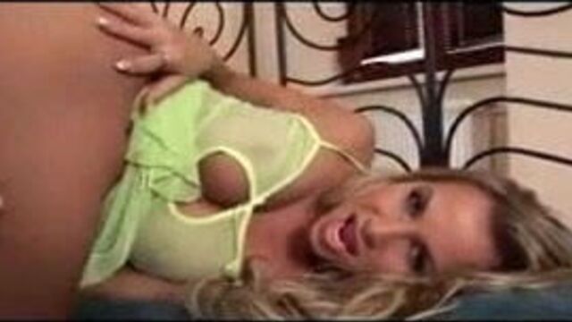 Горячая блондинка мастурбирует