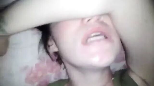 Эмо-шлюшка занимается сливками на хуе