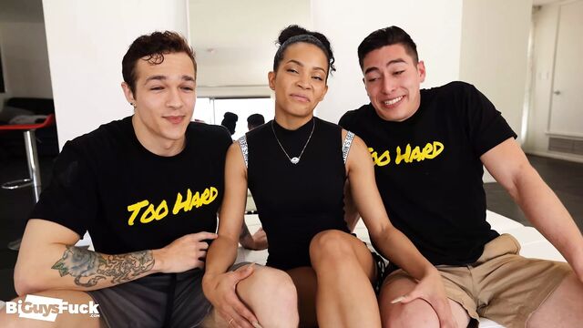 Qb1 трахает "натурального" чирлидершу и его шлюховатого лучшего друга!