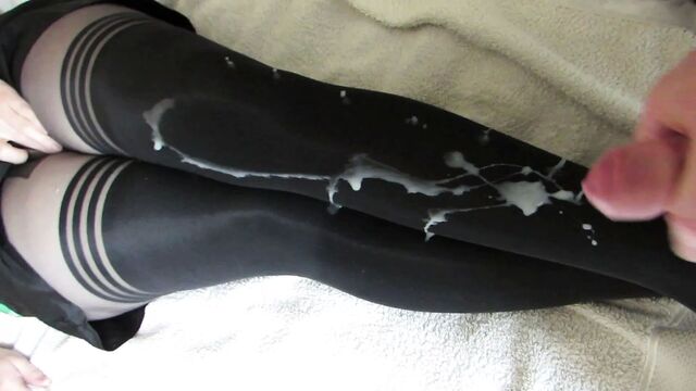 Мясистая сперма на ее нейлоновых ногах, слоистые колготки на чулках