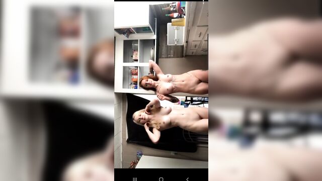 Сексуальная блондинка и рыжие крошки полностью обнажаются перед камерой