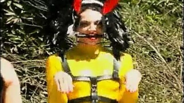 Девушка с пони на тренировке