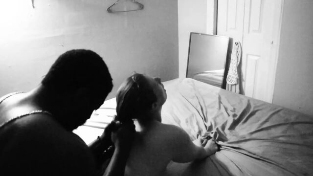 Белая девушка с офигенной задницей наклоняется над ее кроватью