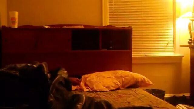 Жена мастурбирует в ночной постели рядом с мужем