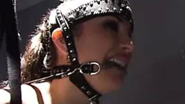 PonyGirl тренируется на беговой дорожке