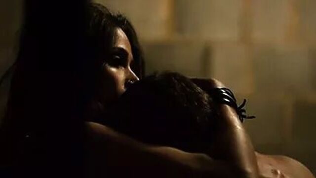 Freida Pinto, Carolina Gomez - затупление для травмы