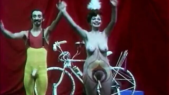 Красивая девушка катается на секс велосипеде