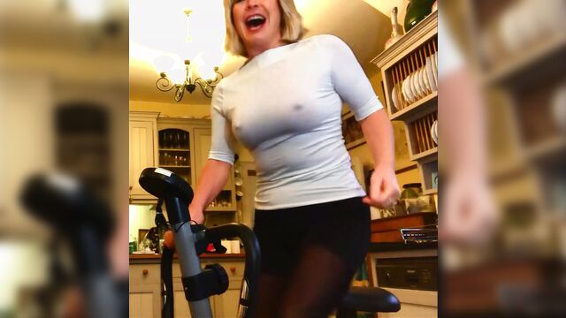 Toyah Wilcox без лифчика на беговой дорожке