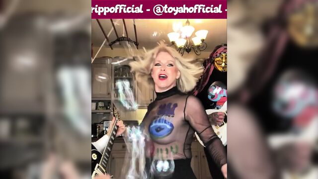 Toyah Willcox - прыгучий в черном топе