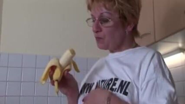 Зрелая mabel мастурбирует