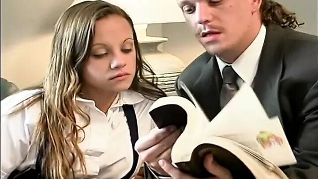 Юная брюнетка вовлечена в грубый и дикий трах