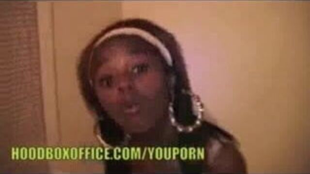 Она делает колу в нос и сосет хуй для сутенера