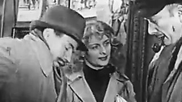 Рыжая девушка с портретом