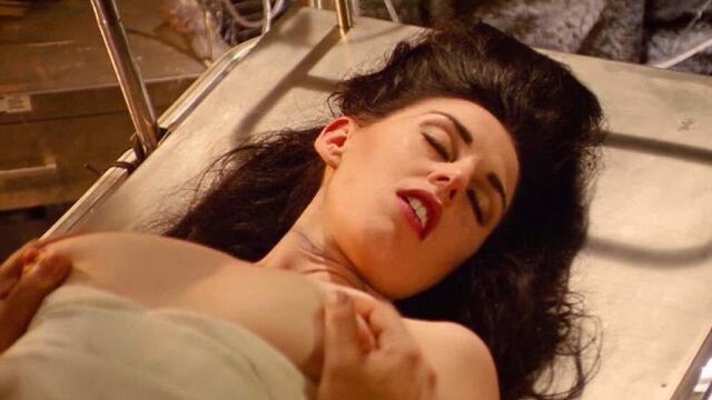 Обнаженный секс Madline с Madeline на scandalplanet.com