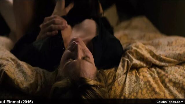 Julia Jentch и Luise Heyer обнаженные и горячие сцены секса