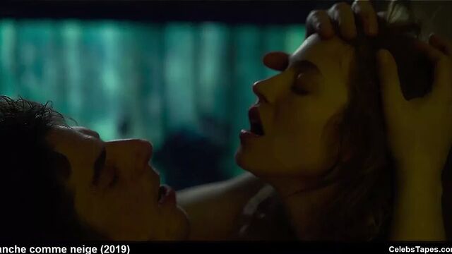 Обнаженный горячий секс с горячим сексом с разными мужчинами Lou De Laage