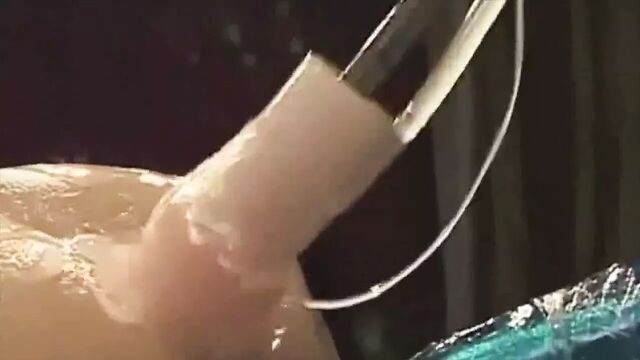 Хентай или настоящая японская модель против анального траха-машины