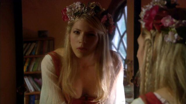 Katheryn Winnick - сексуальное декольте