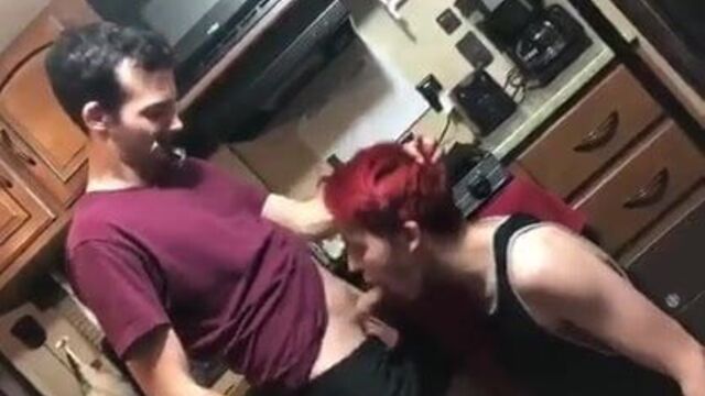 Jonny Jonny поедает сахар, наказывается