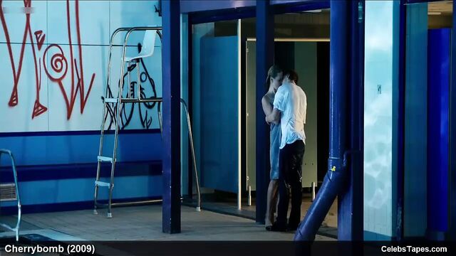 Знаменитость Kimberley Nixon в мокром нижнем белье и сексуальные сцены из фильмов