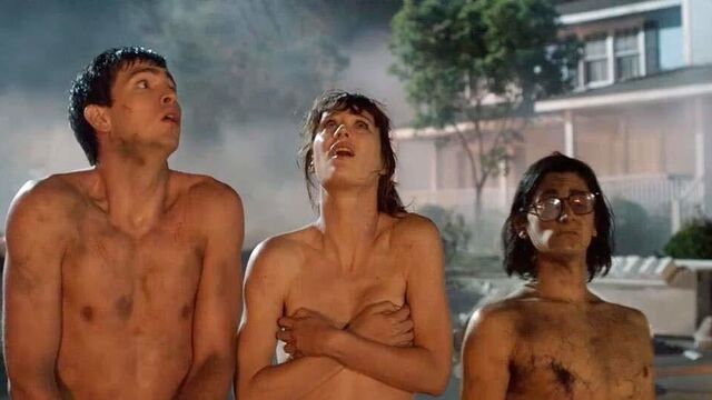 Сцена с обнаженными топлессами Mackenzie Davis на scandalplanet.com