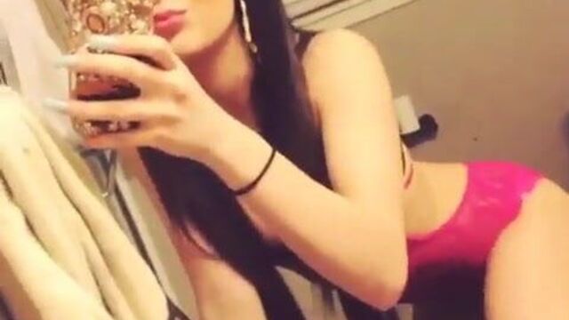 Горячая мелочь в розовом нижнем белье тверкает