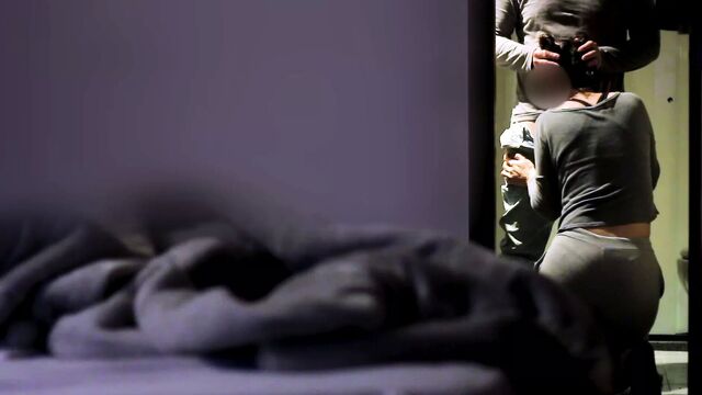 Барбекю на заднем дворе, а замужняя женщина сосет член своей подруги в ванной.