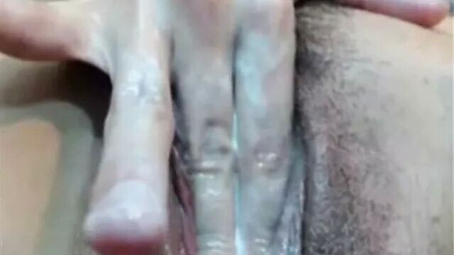 Дегустирует ее собственные соки из киски. htb