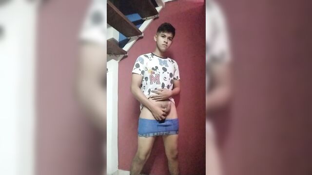 Тинка-парень мастурбирует