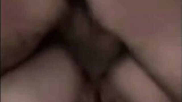 Две обнаженные женщины в групповом экшене