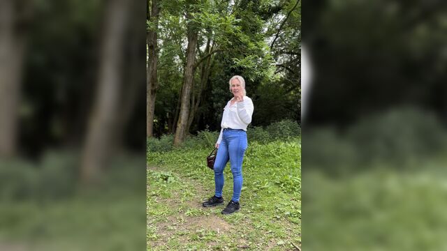 Минет на прогулке с собакой