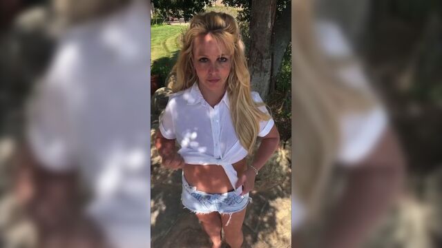 Britney Spears раздевается топлесс