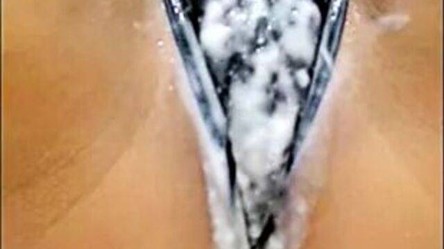 Многократные оргазмы со сквиртом, сливочная киска сквиртует через стринги