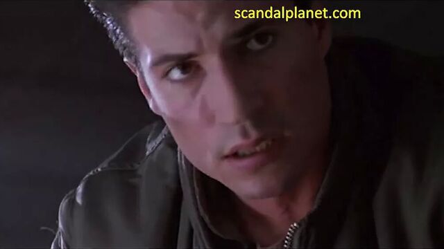 Gabrielle Anwar обнаженные сиськи в фильме Похитители тела