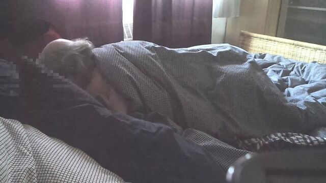 Старая пара обожает