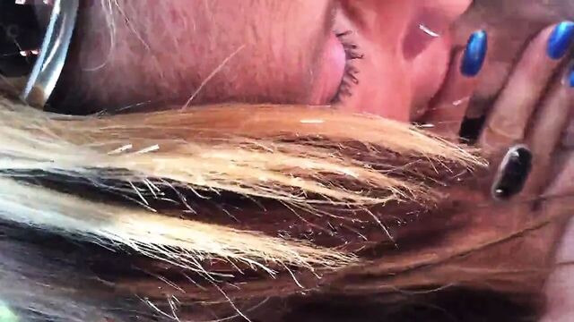 Горячая веснушчатая жена делает минет на дороге