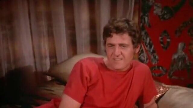 Великолепная Cleopatra целует ее подругу (винтаж 1970-х)