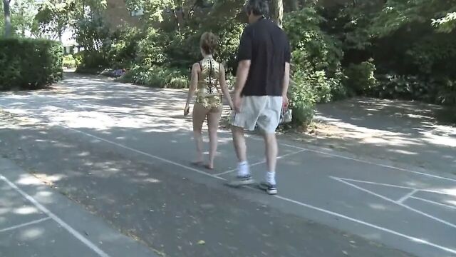 Мужчина лижет ступни женщины на публике