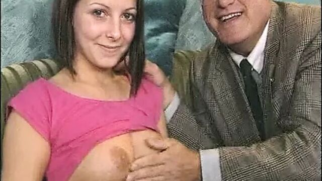 18-летняя девушка трахает 60-летнего пожилого мужчину в немецком любительском секс-видео