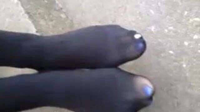 Сексуальная 20-летняя студентка в колготках, ступни, ноги болтаются