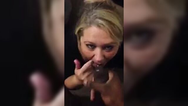 Милфа-блондинка сосет большой черный член, получает камшот на лицо