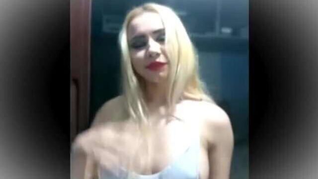 Сосет соски