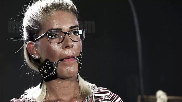 Голубоглазую брюнетку унизил господин