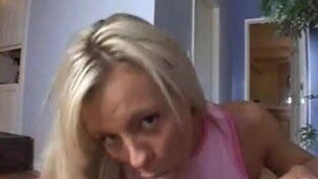 Красивая блондинка использует нагрудник, чтобы отсосать