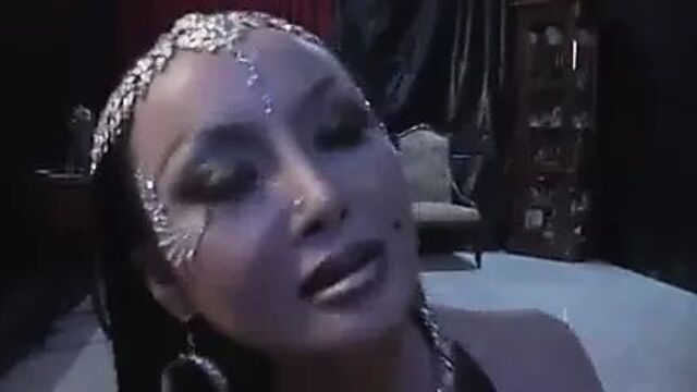 Азиатский вампир доминирует над мужчиной