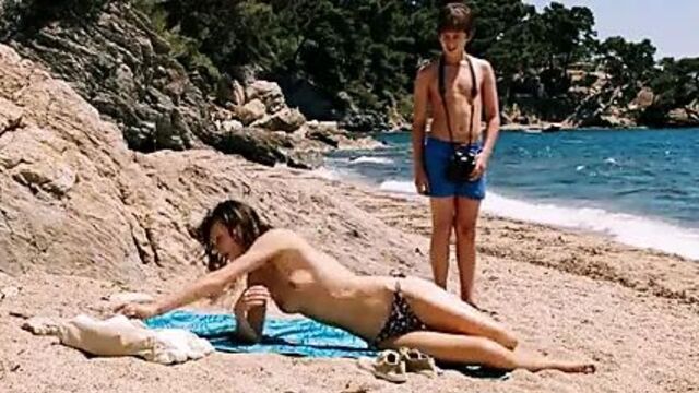 Морской пехотинец обнаженный в Jeune и Jolie